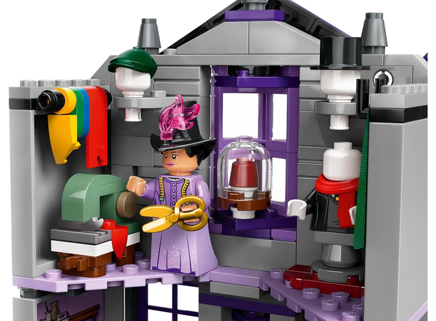 Конструктор LEGO Harry Potter Крамниці Олівандера і Мадам Малкін 744 деталей (76439) - зображення 5 Конструктор LEGO Harry Potter Крамниці Олівандера і Мадам Малкін 744 деталей (76439) - зображення 5