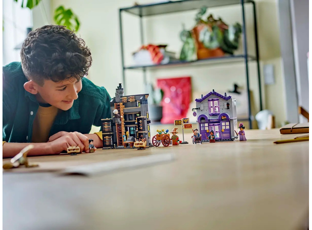 Конструктор LEGO Harry Potter Крамниці Олівандера і Мадам Малкін 744 деталей (76439) - зображення 7 Конструктор LEGO Harry Potter Крамниці Олівандера і Мадам Малкін 744 деталей (76439) - зображення 7