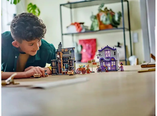 Конструктор LEGO Harry Potter Магазины Оливандера и мантий от Мадам Малкин 744 детали (76439) - изображение 7