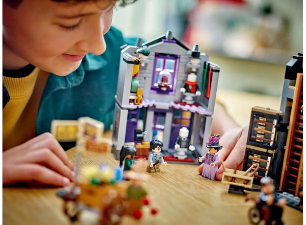 Конструктор LEGO Harry Potter Крамниці Олівандера і Мадам Малкін 744 деталей (76439) - зображення 8 Конструктор LEGO Harry Potter Крамниці Олівандера і Мадам Малкін 744 деталей (76439) - зображення 8