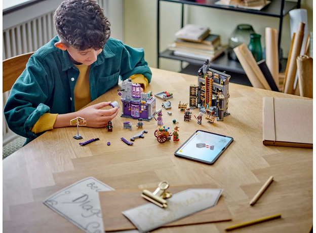 Конструктор LEGO Harry Potter Крамниці Олівандера і Мадам Малкін 744 деталей (76439) - зображення 9 Конструктор LEGO Harry Potter Крамниці Олівандера і Мадам Малкін 744 деталей (76439) - зображення 9