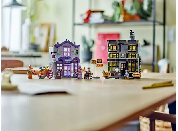 Конструктор LEGO Harry Potter Магазины Оливандера и мантий от Мадам Малкин 744 детали (76439) - изображение 10